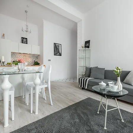 P&o Andersa Intraco Apartman Varsó